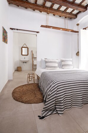 Basic Single Room | Laptop workspace, iron/ironing board, free WiFi, bed sheets - Eole Tarifa Rooms (Tarifa)