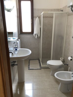 Habitació triple | Bany | Dutxa, articles de tocador gratuïts i assecador de cabells 