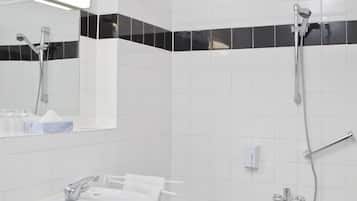 Une salle de bain moderne avec un lavabo blanc, un miroir et une baignoire.