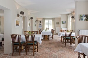 逢周末供应自助式早餐（每人 EUR 17）