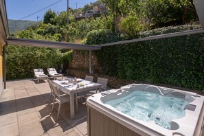 Suite de lujo, 1 cama de matrimonio grande, bañera de hidromasaje | Terraza o patio