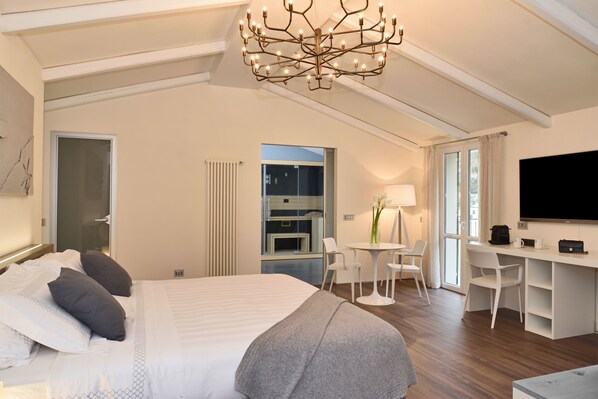 Luxury Suite, 1 King Bed, Jetted Tub | Egyptian cotton sheets, premium bedding, down comforters, minibar