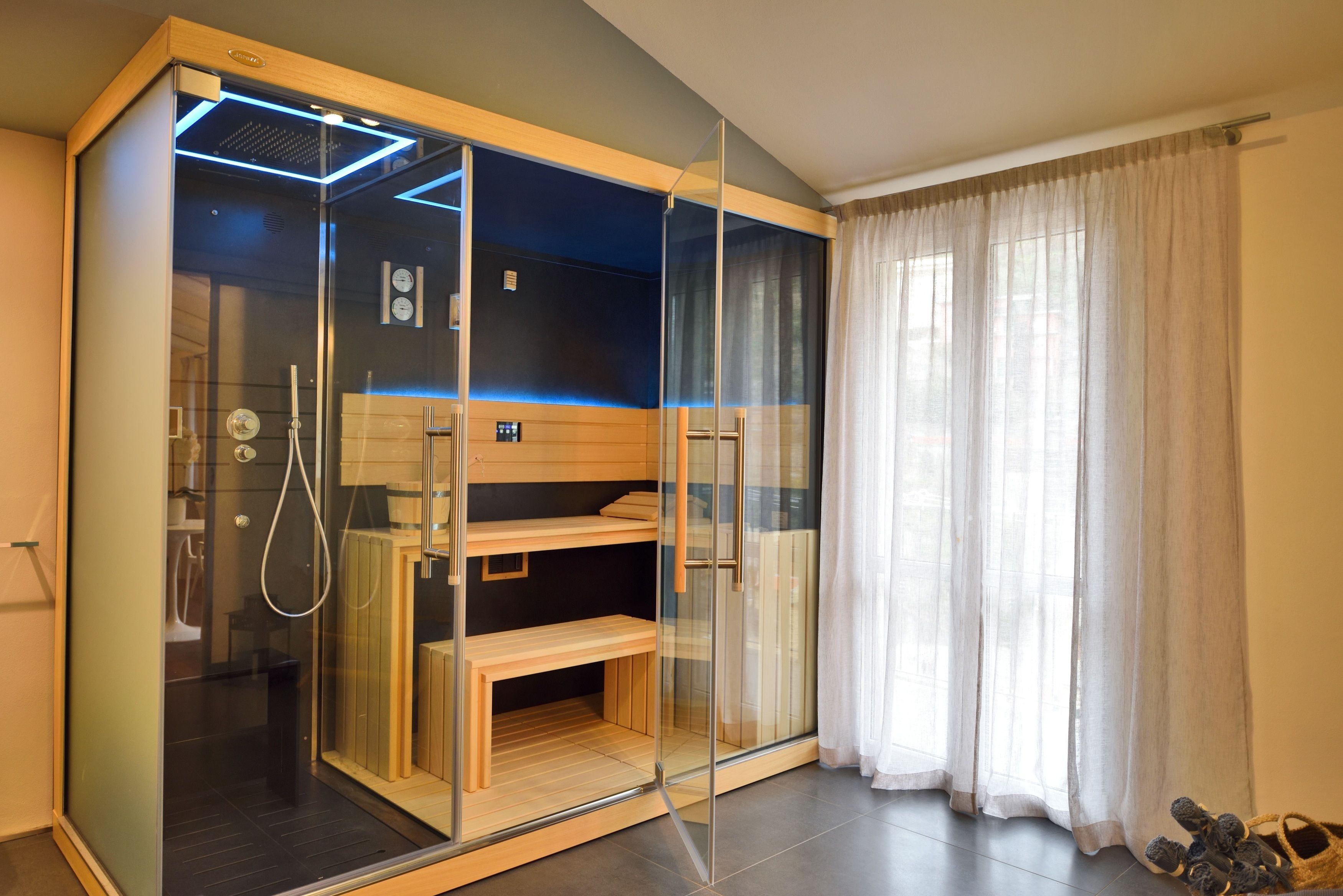 Suite de lujo, 1 cama King size, hidromasaje | Baño | Regadera, tina de hidromasaje, regadera tipo lluvia 