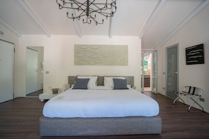 Luxury Suite, 1 King Bed, Jetted Tub | Egyptian cotton sheets, premium bedding, down comforters, minibar - Terra Prime Suite (Riomaggiore)