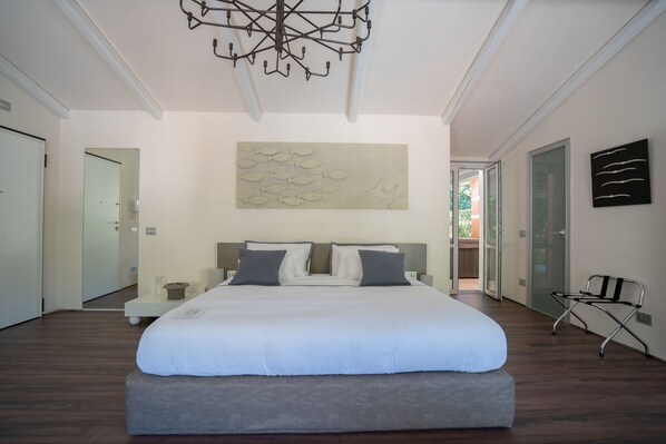 Luxury Suite, 1 King Bed, Jetted Tub | Egyptian cotton sheets, premium bedding, down duvets, minibar