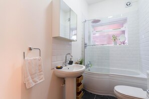 Apartemen (2 Bedrooms) | Kamar mandi | Handuk