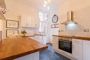 Appartement (2 Bedrooms) | Cuisine privée | Grand réfrigérateur, four, plaque de cuisson