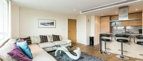 Departamento (2 Bedrooms) | Área de sala de estar | Televisión