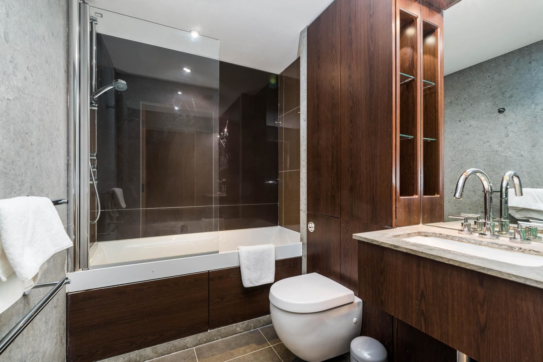 Apartment (2 Bedrooms) | Badezimmer
