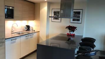 Full-size fridge, microwave, oven