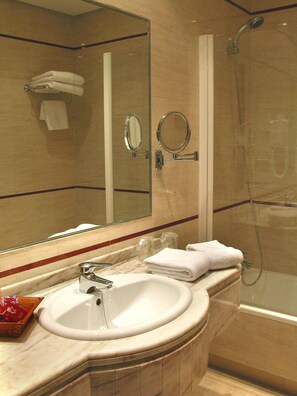 Ilmaiset hygieniatuotteet, hiustenkuivaaja, pyyhkeet
