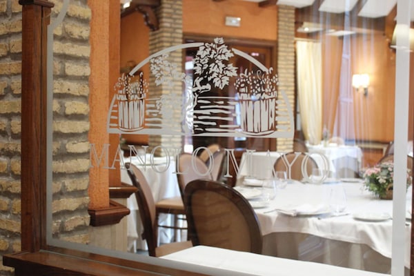 Serveert ontbijt, lunch en diner