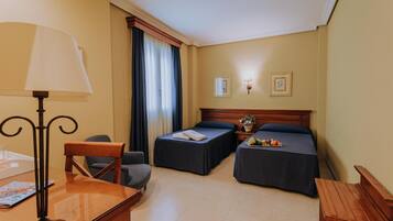 Chambre avec lits jumeaux | Minibar, coffres-forts dans les chambres, bureau