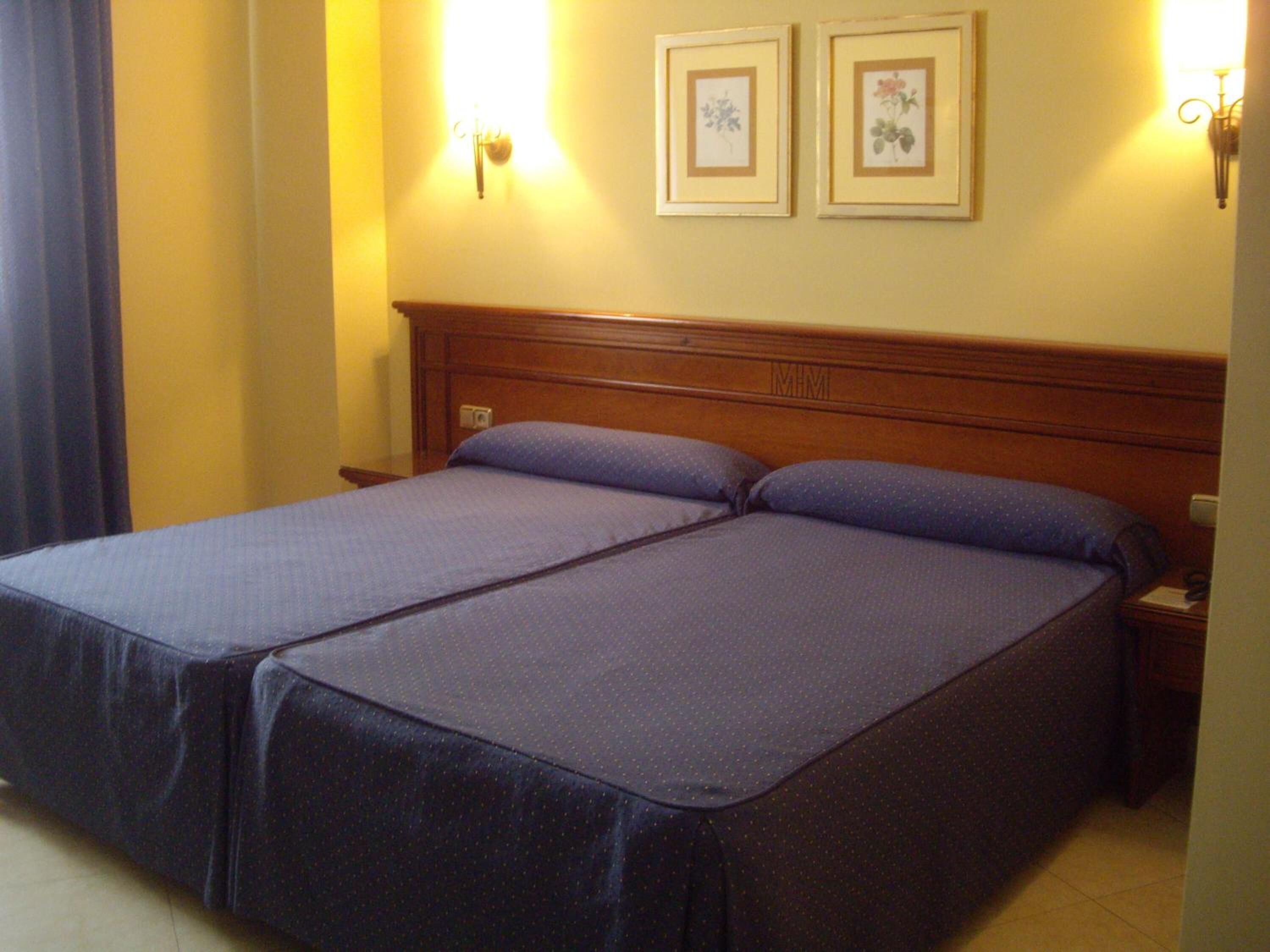 Minibaari, tallelokero huoneessa, työpöytä