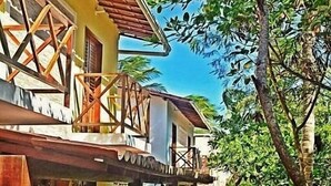 A two-story building with a balcony and a hammock. - Sunset Jeri Flat (Jijoca de Jericoacoara)