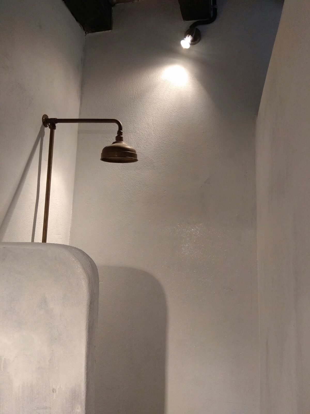 Ducha, artículos de tocador gratuitos, secador de pelo, toallas