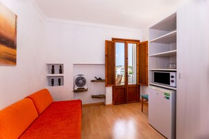 Cortinas opacas, wifi gratis, ropa de cama