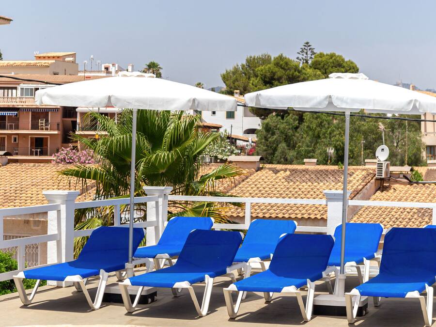 Kauden mukainen ulkouima-allas avoinna 10.00–18.00, aurinkovarjoja