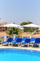 Una piscina al aire libre de temporada (de 10:00 a 18:00), sombrillas
