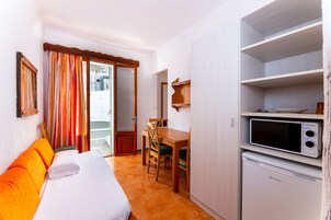 Cortinas opacas, wifi gratis, ropa de cama