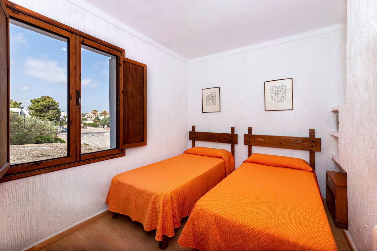 Cortinas opacas, wifi gratis, ropa de cama