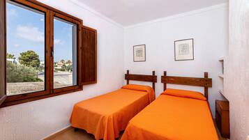 Cortinas blackout, wifi gratis y ropa de cama