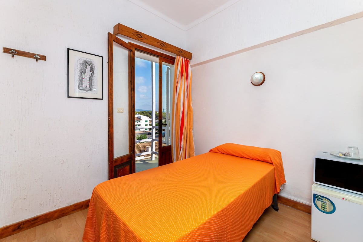 Habitación individual | Cortinas opacas, wifi gratis, ropa de cama