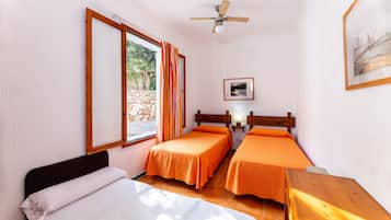 Cortinas blackout, wifi gratis y ropa de cama