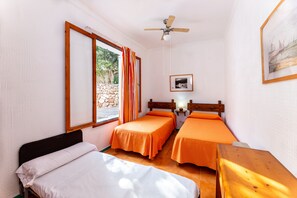 Blackout curtains, free WiFi, bed sheets - Hostal Residencia San Francisco (Felanitx)