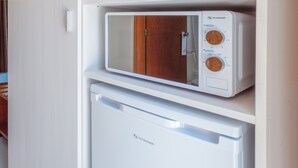 A compact kitchen with a microwave and a mini refrigerator, both branded by Schneider. - Hostal Residencia San Francisco (Felanitx)