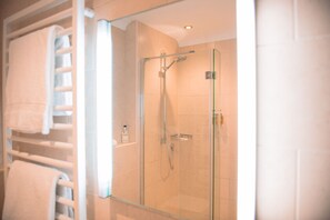 Habitación Deluxe con 1 cama doble o 2 individuales, baño privado | Baño