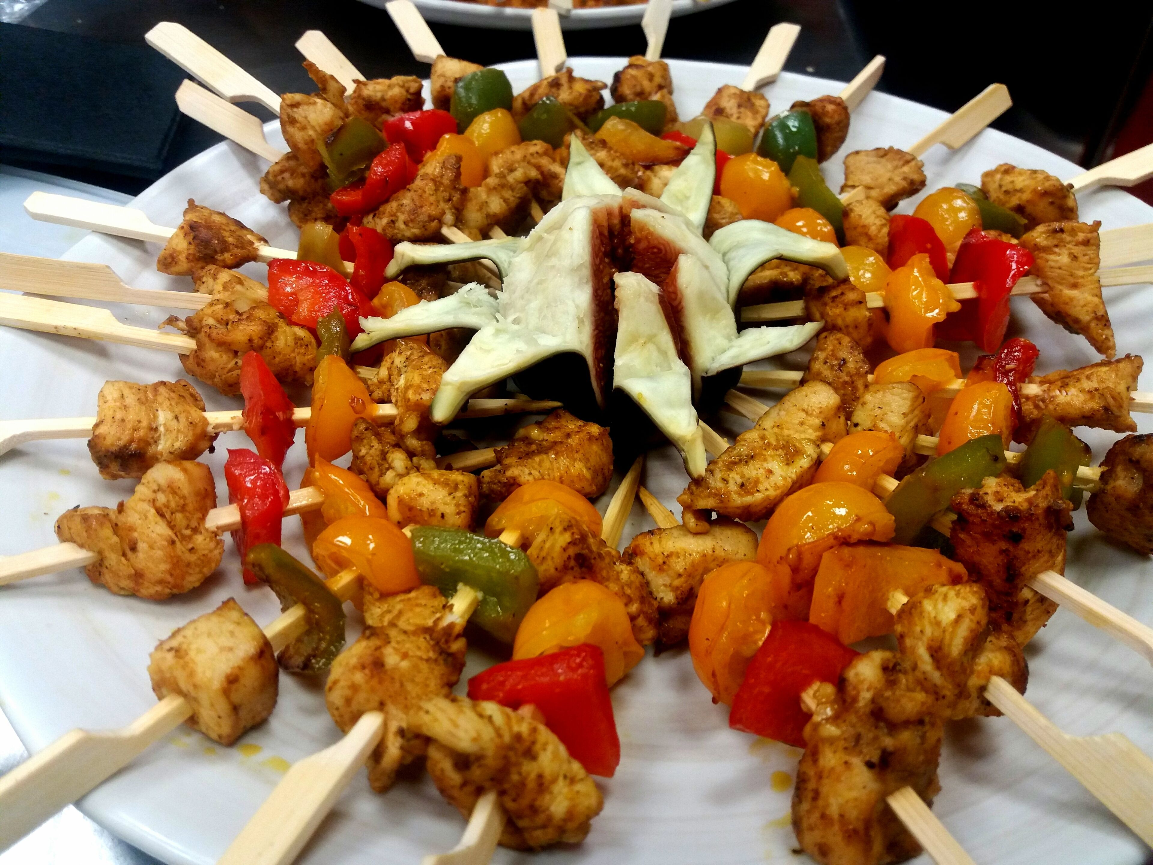 Un plat amb pollastre i verdures en broquet.
