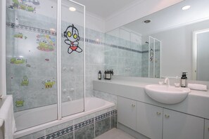 Apartment, 3 Bedrooms | Bathroom | Separate bathtub and shower, free toiletries, hair dryer, towels - 3 Bedrooms 2 Car Parks Carlton Garden Opposite (Melbourne)