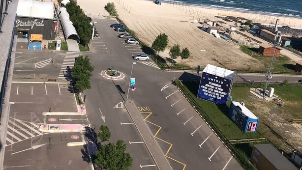 An aerial view of a parking lot with a beach and ocean in the background. - Sea View Studio Mamaia (Constanta)