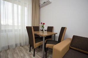 Fridge, microwave, stovetop, cookware/dishes/utensils - Chic Sea View Apartment Mamaia (Constanta)