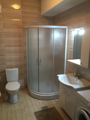 Shower, free toiletries, hair dryer, slippers - Chic Sea View Apartment Mamaia (Constanta)