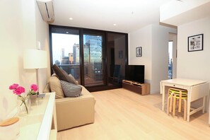 Living area - Central But Quiet Apartment (Melbourne)