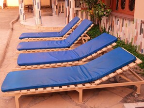 Outdoor pool, pool loungers - Leinmach House, Nyali (Mombasa)