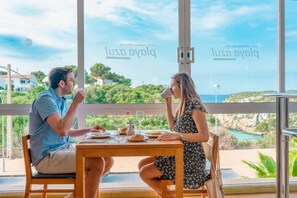 Breakfast, lunch and dinner served  - Hotel Seth Playa Azul (Alayor)