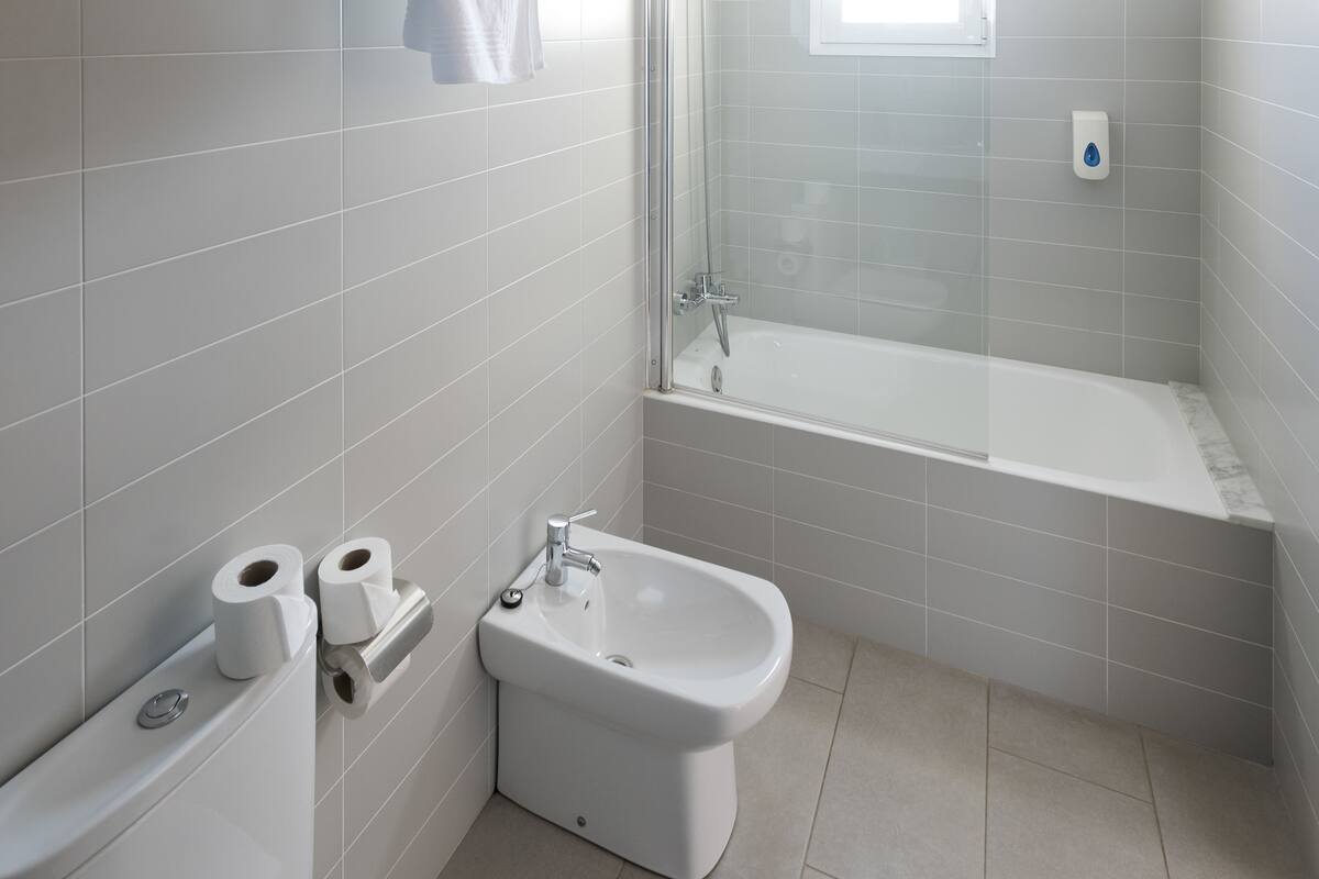 bungalow | bathroom | free toiletries, hair dryer, towels