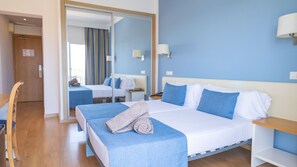 Minibar, desk, free cots/infant beds, free WiFi - Hotel Seth Playa Azul (Alayor)