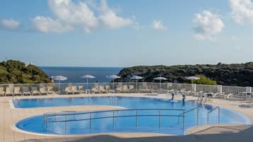 Piscina all'aperto, lettini