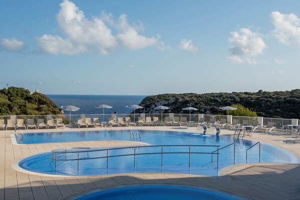 Piscina all'aperto, lettini