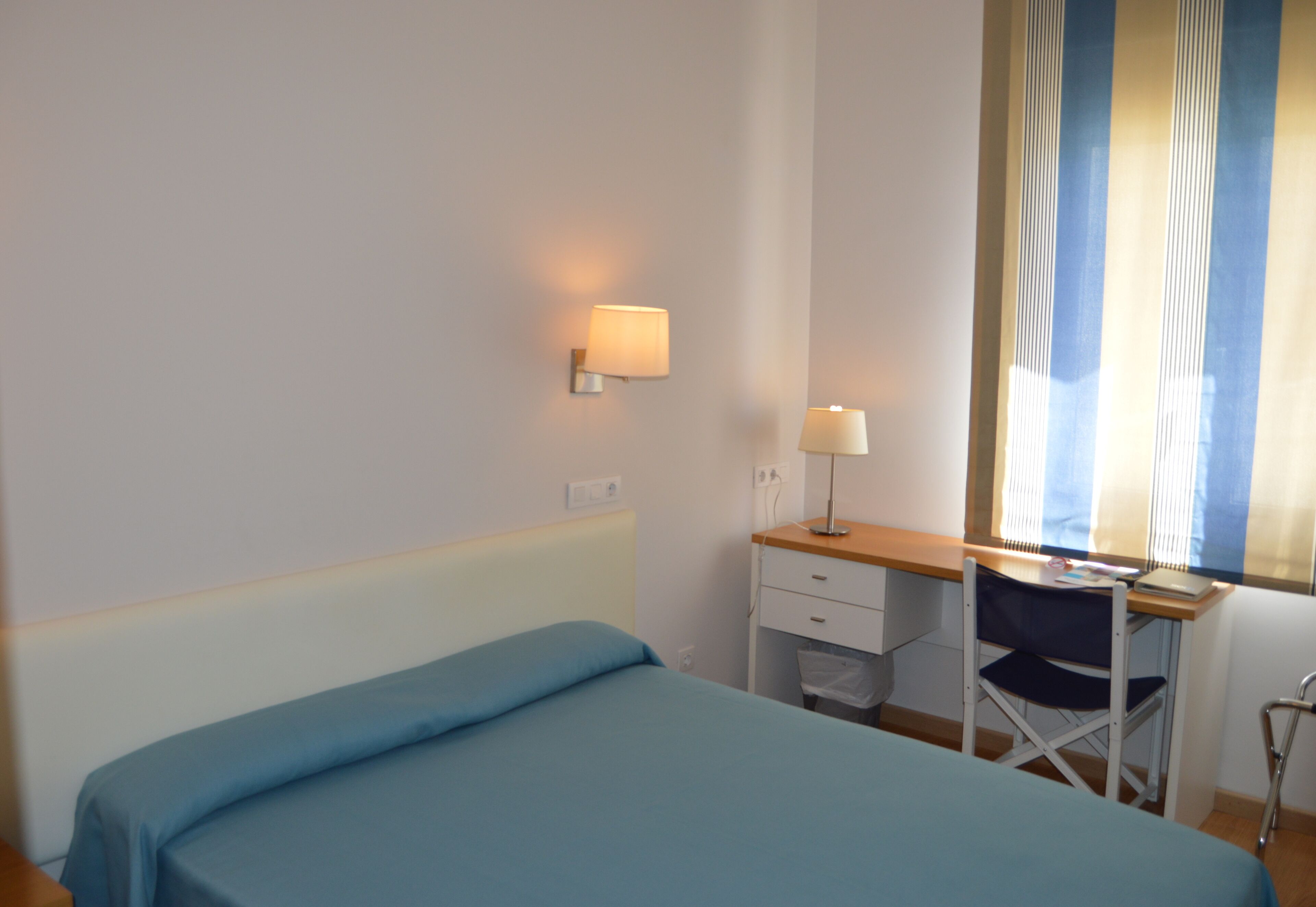 Minibar, escritorio, cunas gratuitas y wifi gratis 