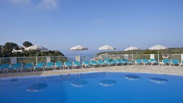 Piscina all'aperto, lettini