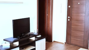 Apartment, 1 Schlafzimmer, Terrasse (Bell Sea View Mamaia) | Wohnbereich | 32-Zoll-Flachbildfernseher mit Kabelempfang, Plasmafernseher