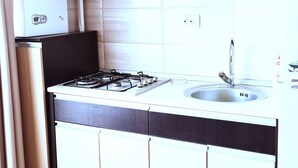 Apartment, 1 Schlafzimmer, Terrasse (Bell Sea View Mamaia) | Wohnbereich | 32-Zoll-Flachbildfernseher mit Kabelempfang, Plasmafernseher