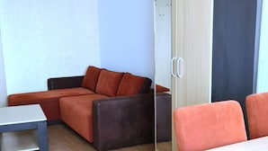 Apartment, 1 Schlafzimmer, Terrasse (Bell Sea View Mamaia) | Wohnbereich | 32-Zoll-Flachbildfernseher mit Kabelempfang, Plasmafernseher