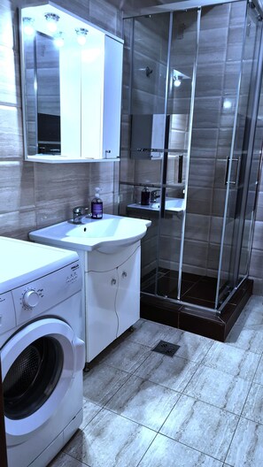 Leilighet, 1 soverom, terrasse (Bell Sea View Mamaia) | Bad | Dusj, toalettartikler (inkludert), hårføner og tøfler