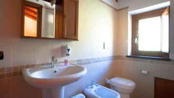 Doccia, set di cortesia gratuito, asciugacapelli, bidet